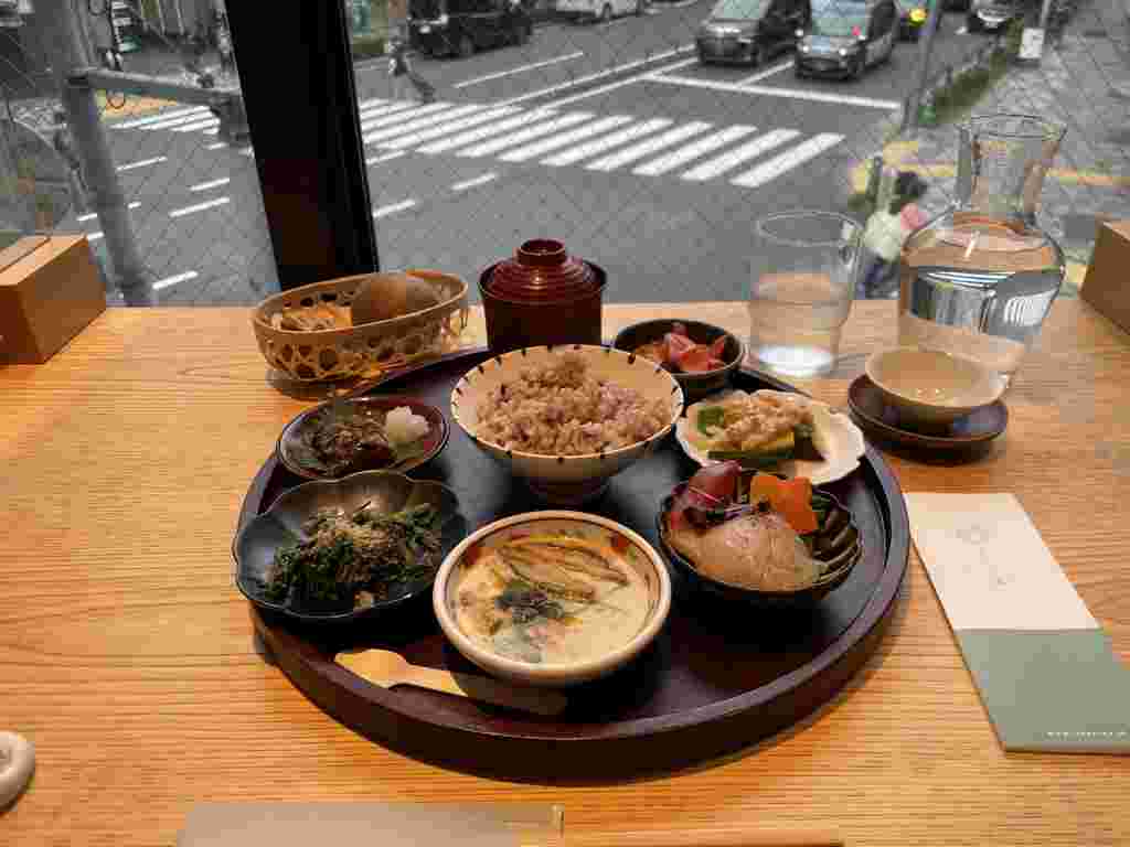 渋谷区神宮前にあるらかん・果は中国のフルーツ羅漢果を使用したご飯やデザートが楽しめます。